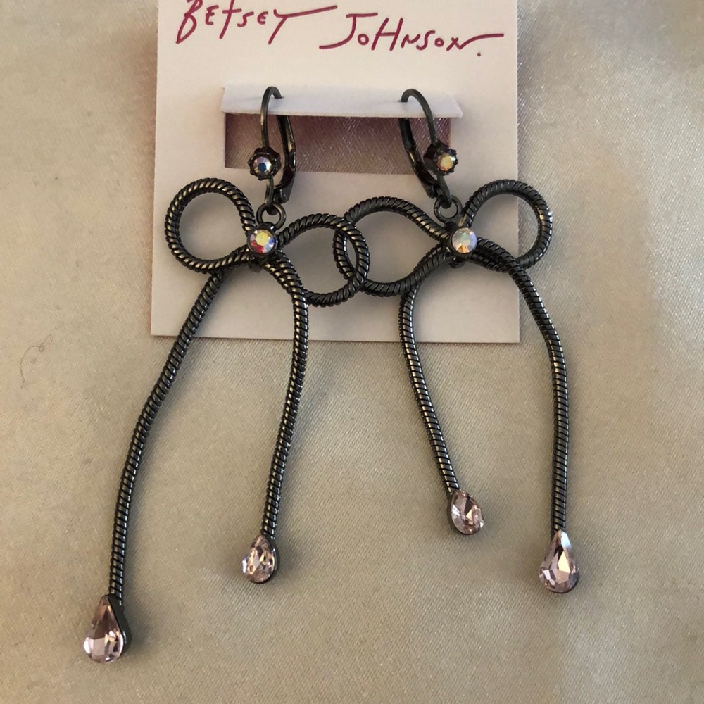 Betsey Johnson Hematite Tone Chain Bow Drop Earrings Pink Crystal Accents NWT